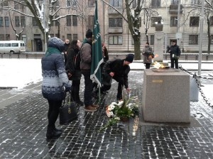 Maironiečiai padeda gėles ir uždega žvakeles prie Nežinomo kareivio kapo
