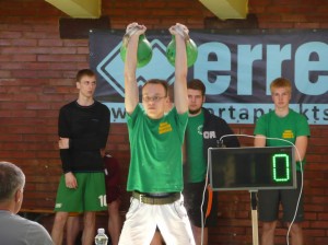 Keldamas 24 kg svarsčius Šarūnas Selvestravičius  (svorio kategorijoje iki 63 kg) tapo Lietuvos jaunių čempionu
